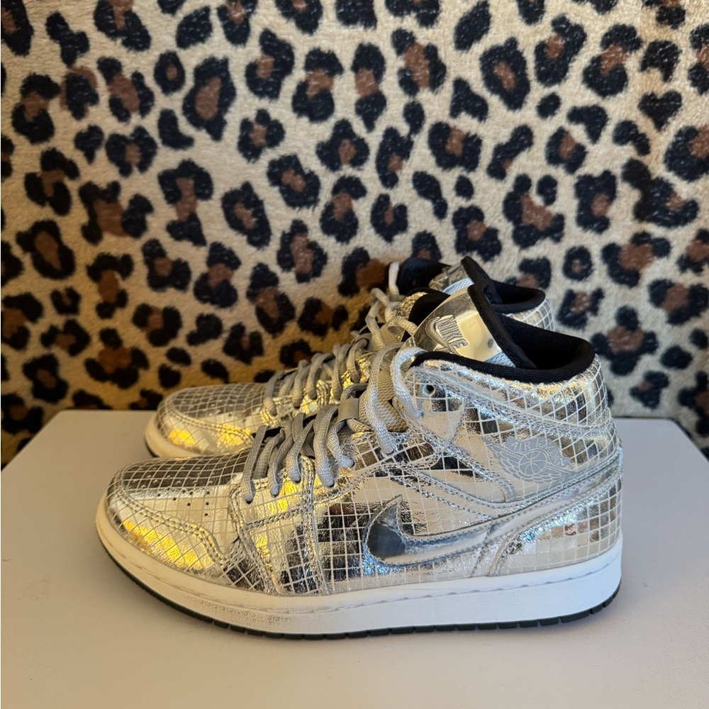Nike Air Jordan 1 Mid – Women’s Size 7.5 - Picture 2 of 6